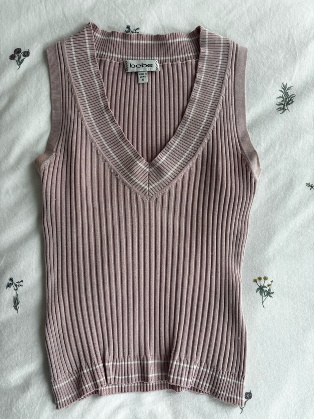 Bebe Ribbed V‑Neck Sleeveless Knit Top in Dusty Mauve with White Trim